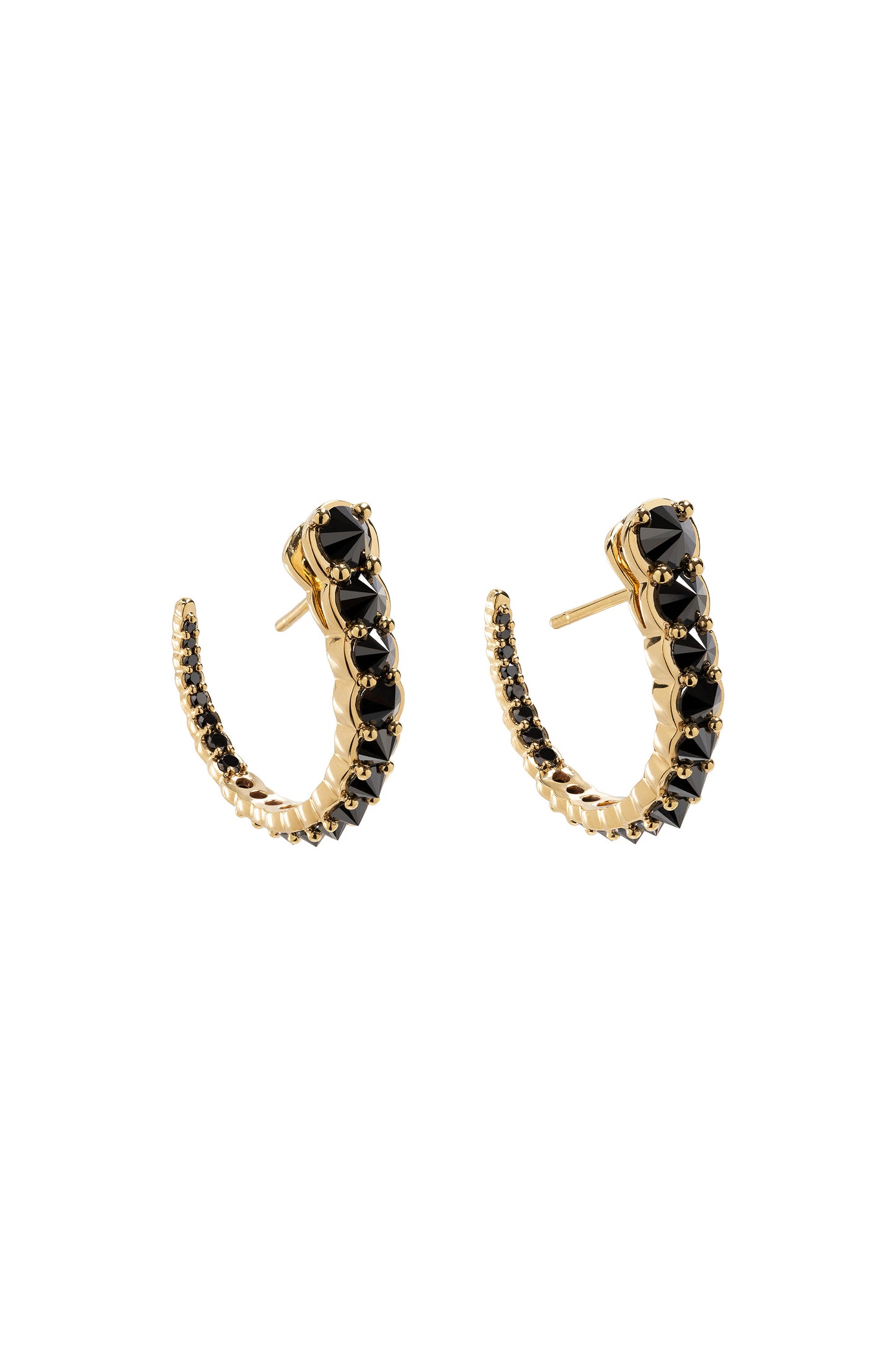 Argola polvo de diamantes negros invertidos em ouro 18k amarelo.