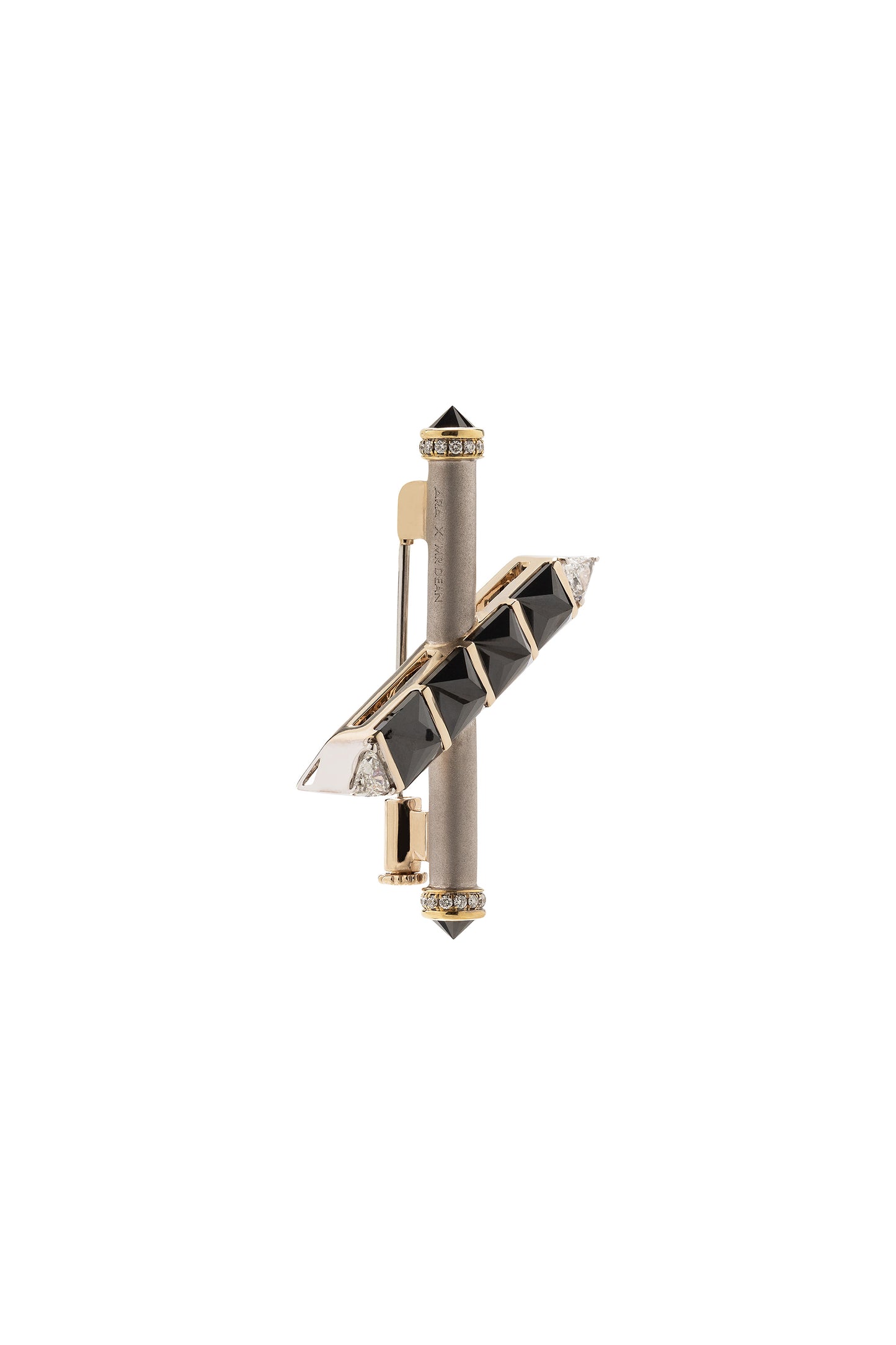 Broche de diamantes negros e diamantes em ouro 18k branco e amarelo.