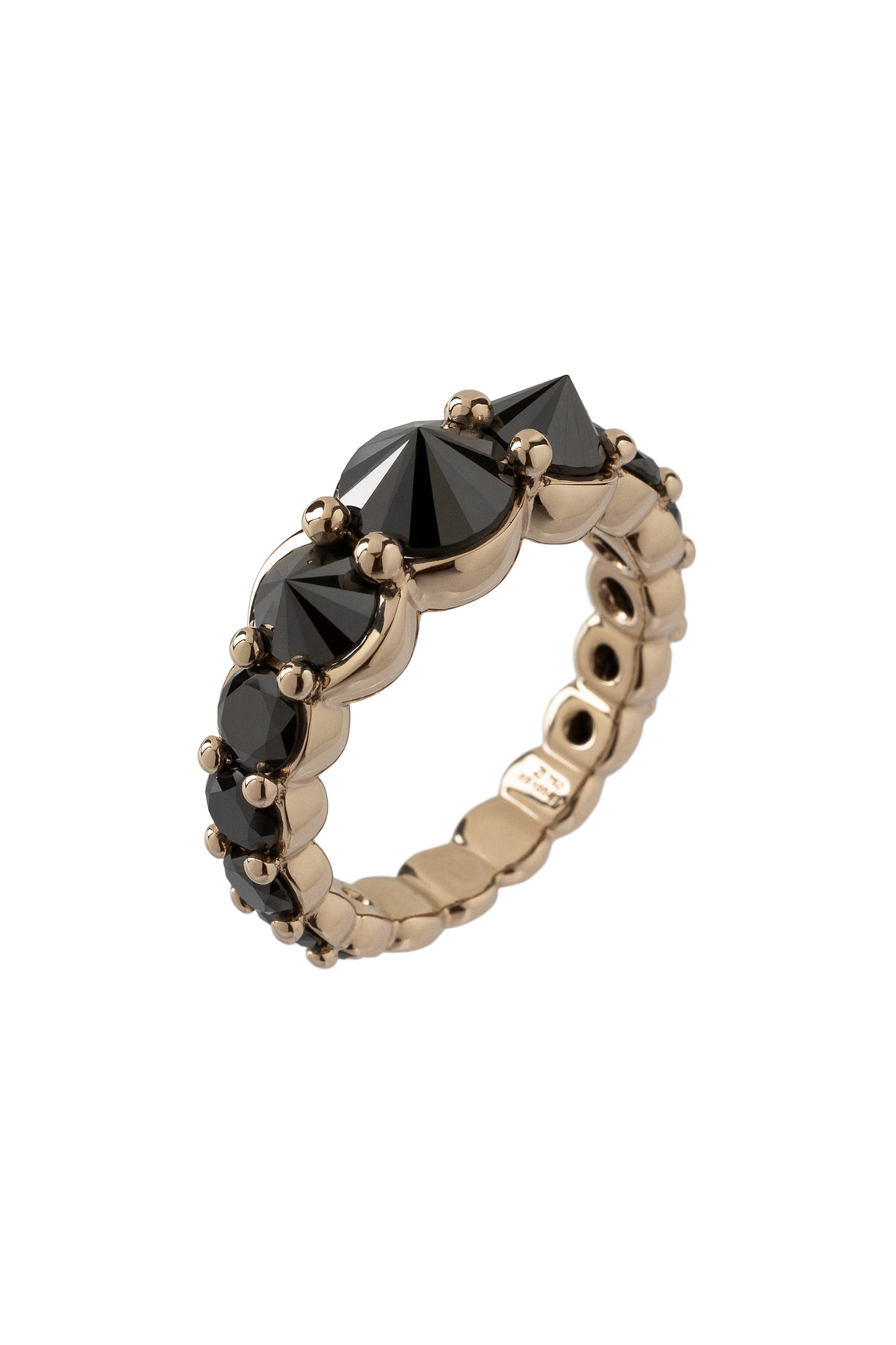 Anel de diamantes negros invertidos em ouro 18k branco.