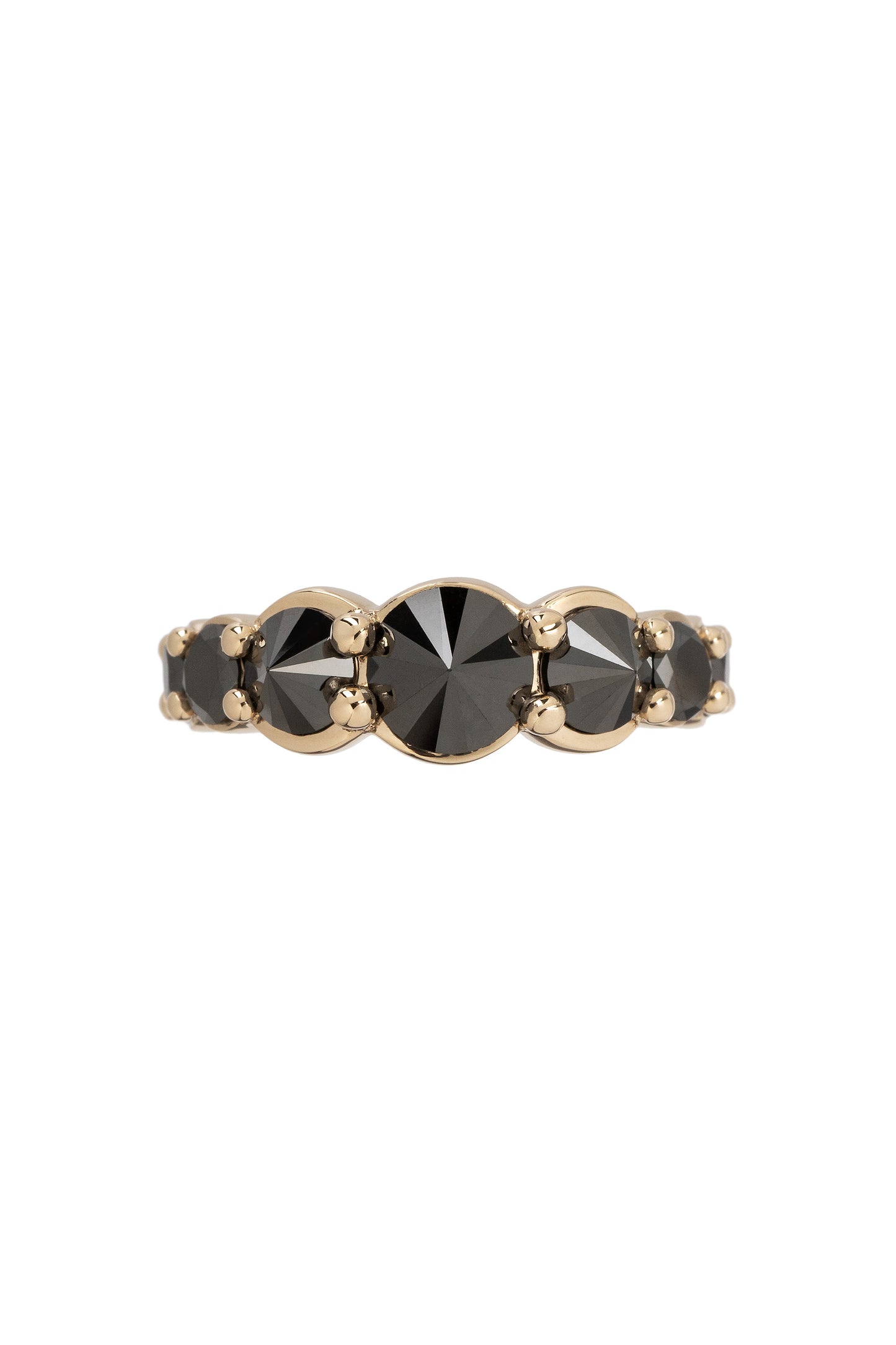 Anel de diamantes negros invertidos em ouro 18k branco.