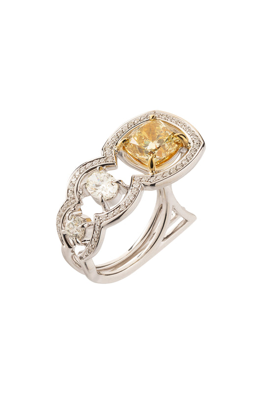 Anel Waves de diamante fancy brownish yellow com diamantes em ouro 18k branco e amarelo.